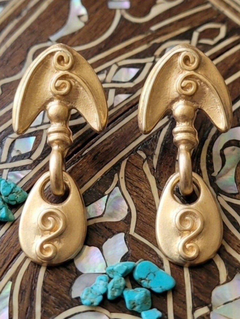 Vintage 80s Gold Tone Swirl Drop Earrings